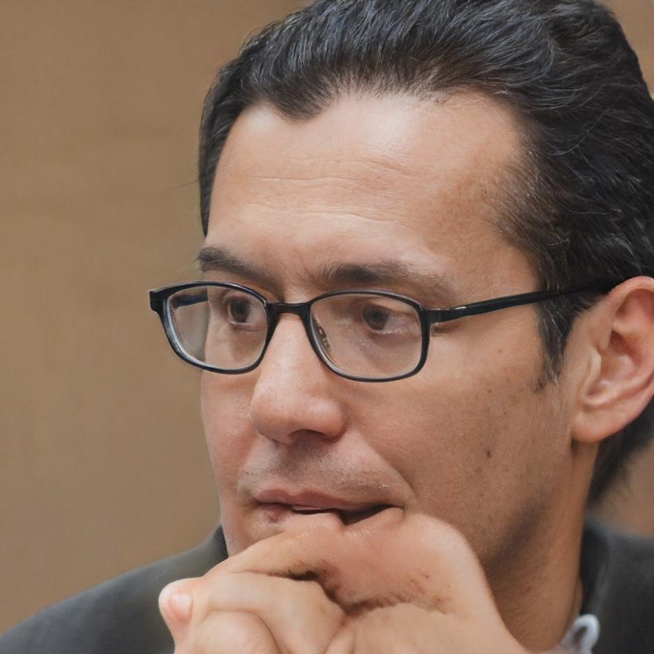Retrato profesional de Aurelio Vega
